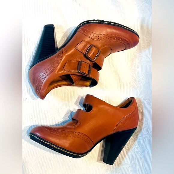 Chic Tan Leather Ankle Booties - Picture 1 of 12